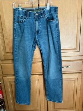 Lee Men’s Extreme motion Slim Fit Jeans in Medium Blue
